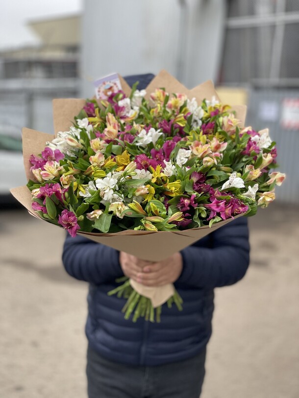 Букет из 29 альстромерия, артикул F1153786 - 5500 рублей, доставка по городу. Flawery - доставка цветов