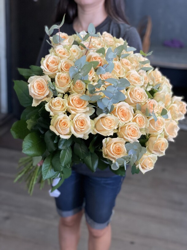 Букет из 51 розы с эвкалиптом 😍🥰, артикул F1153910 - 10500 рублей, доставка по городу. Flawery - доставка цветов