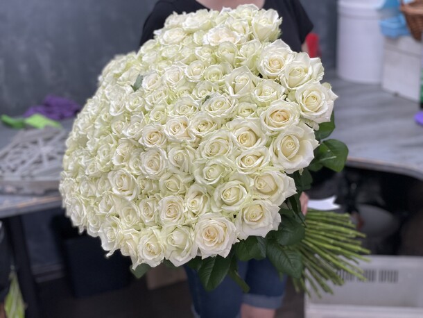 Букет из 101 розы 70 см 🤍🤍🤍😍🥰😘, артикул F1153929 - 24500 рублей, доставка по городу. Flawery - доставка цветов