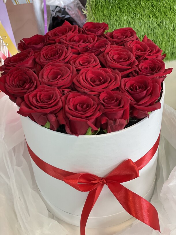 19 роз в коробке 😍, артикул F1153930 - 4800 рублей, доставка по городу. Flawery - доставка цветов