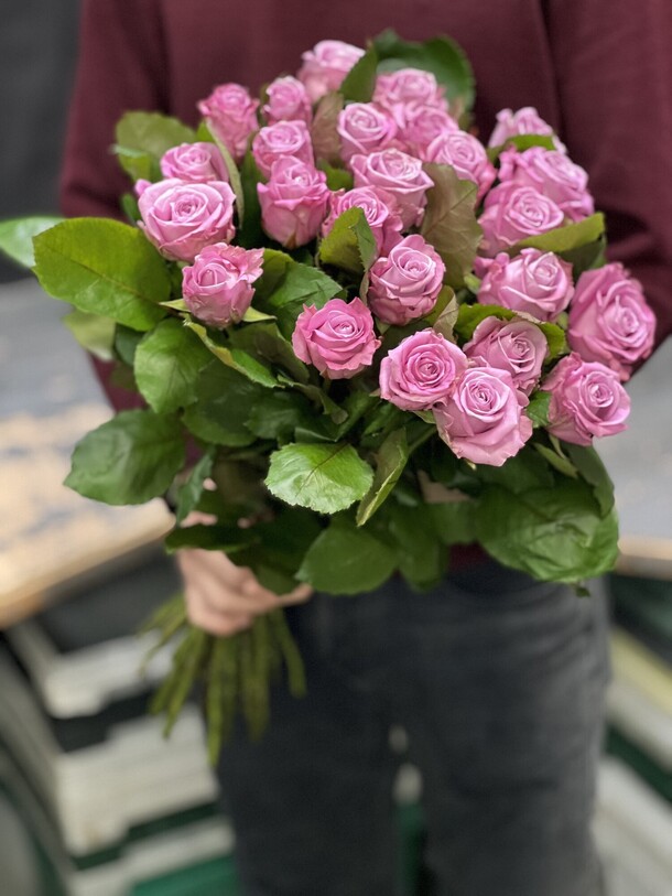 Букет из 25 розы, артикул F1154294 - 5500 рублей, доставка по городу. Flawery - доставка цветов