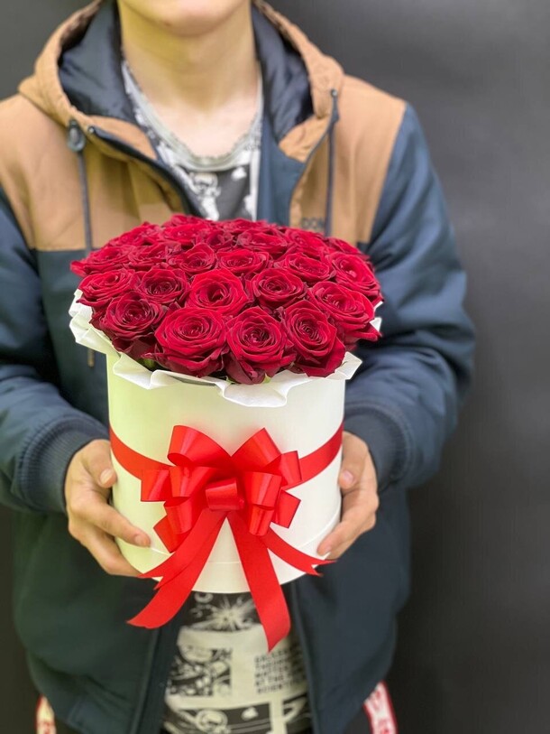 25 розы в коробке, артикул F1184083 - 5400 рублей, доставка по городу. Flawery - доставка цветов