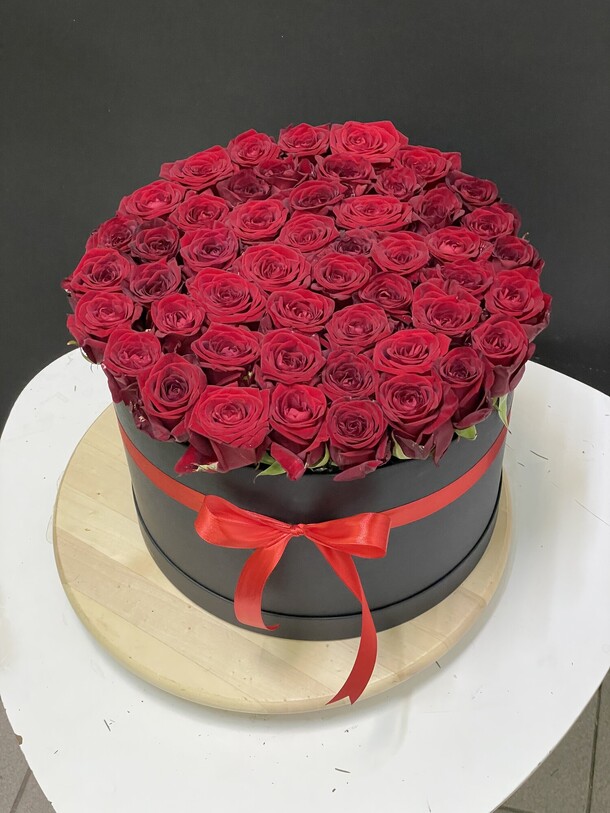 51 красная роза в чёрной коробке, артикул F1228971 - 10500 рублей, доставка по городу. Flawery - доставка цветов