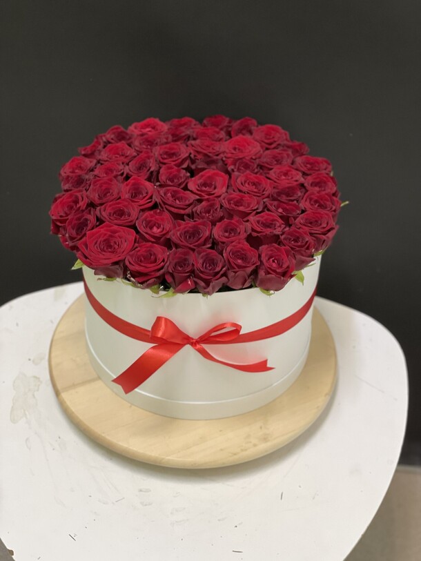 51 красная роза в белой коробке, артикул F1228974 - 10500 рублей, доставка по городу. Flawery - доставка цветов