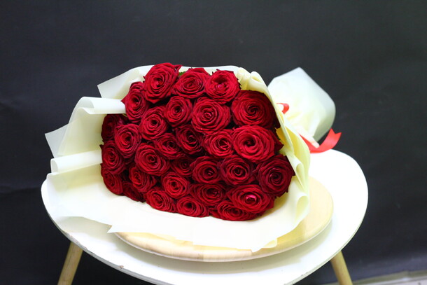 Букет из 29 красных роз, артикул F1244762 - 5300 рублей, доставка по городу. Flawery - доставка цветов