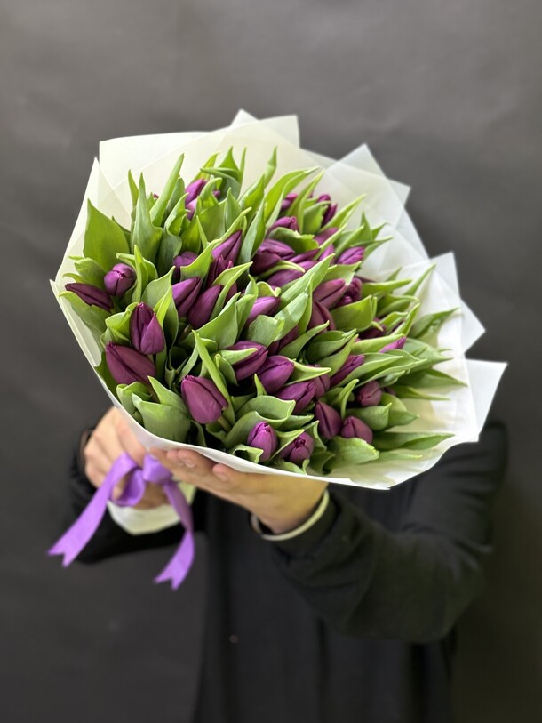 Букет из 51 фиолетовых тюльпанов, артикул F1260186 - 11500 рублей, доставка по городу. Flawery - доставка цветов