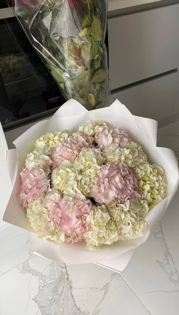 Букет из 15 нежных гортензий 🎀🤍💗, артикул F1320996 - 9400 рублей, доставка по городу. Flawery - доставка цветов