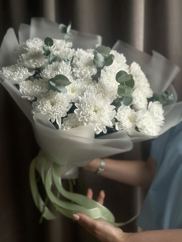 Букет из 5 веток белых кустовых хризантем с эвкалиптом, артикул F1321007 - 2999 рублей, доставка по городу. Flawery - доставка цветов