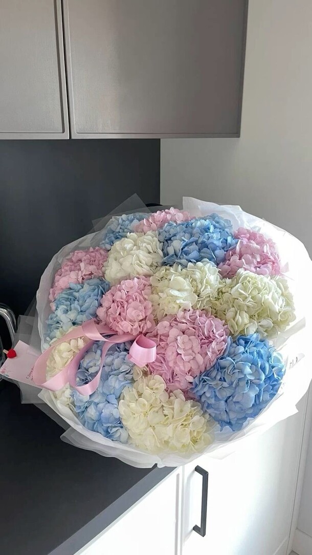 Букет из 15 ярких гортензий, артикул F1321028 - 9700 рублей, доставка по городу. Flawery - доставка цветов