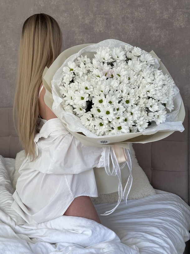 Букет из белых кустовых хризантем, артикул F1321476 - 7300 рублей, доставка по городу. Flawery - доставка цветов