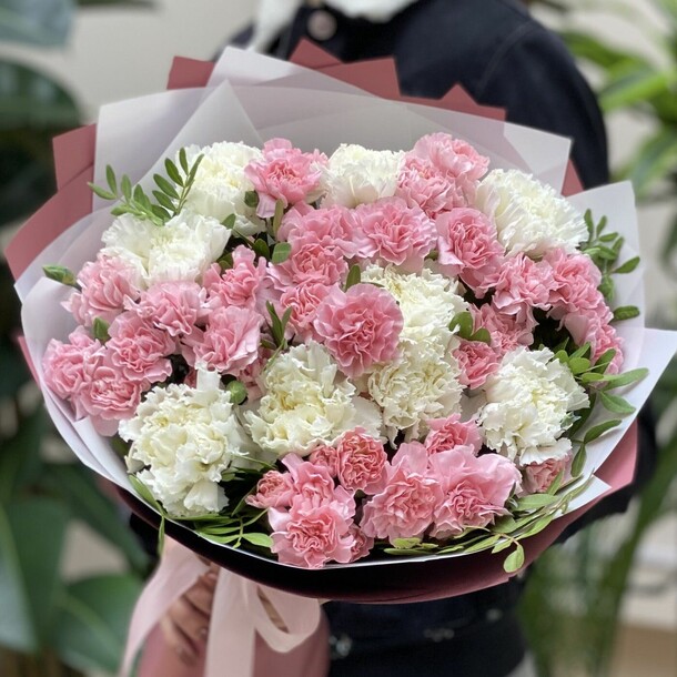 Букет из 35 розовых и белых диантусов с зеленью, артикул F1321903 - 7400 рублей, доставка по городу. Flawery - доставка цветов