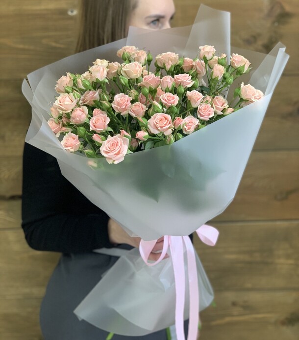 Кустовые розы, артикул F1205984 - 9019 рублей, доставка по городу. Flawery - доставка цветов