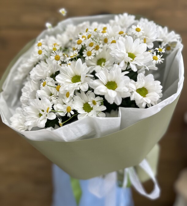 Букет из хризантем и танацетума, артикул F1205985 - 8005 рублей, доставка по городу. Flawery - доставка цветов