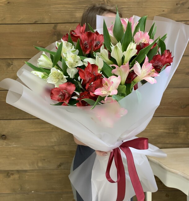 Яркий букет альстромерий, артикул F1205995 - 5638 рублей, доставка по городу. Flawery - доставка цветов