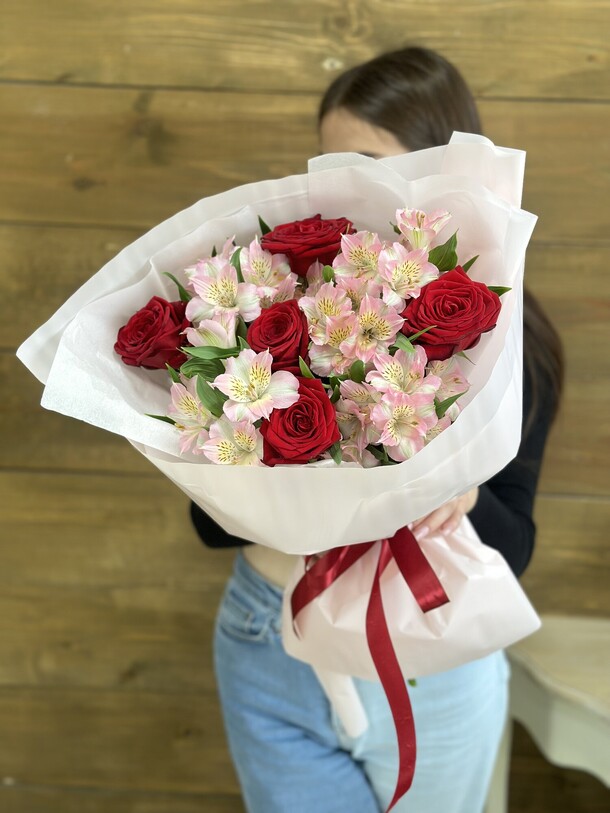 Розы и альстромерии, артикул F1206755 - 7973 рублей, доставка по городу. Flawery - доставка цветов