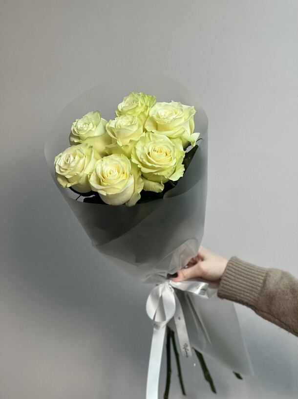 Букет из 7 белых роз, артикул F1206696 - 3801 рублей, доставка по городу. Flawery - доставка цветов