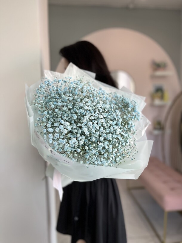 Букет из голубой гипсофилы, артикул F1207993 - 3938 рублей, доставка по городу. Flawery - доставка цветов