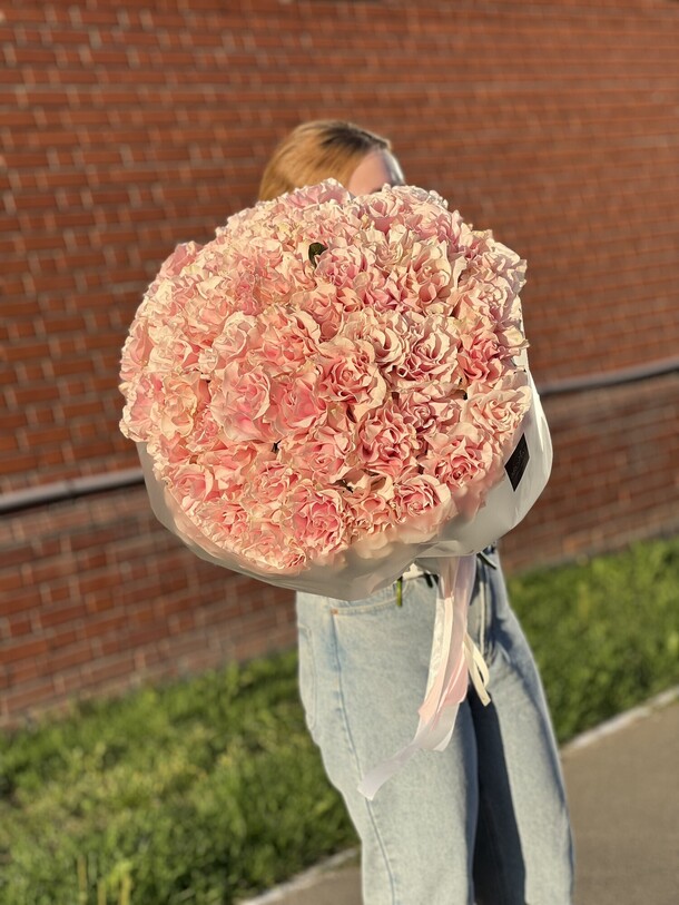 Букет из 51 ажурной розы, артикул F1208982 - 37150 рублей, доставка по городу. Flawery - доставка цветов