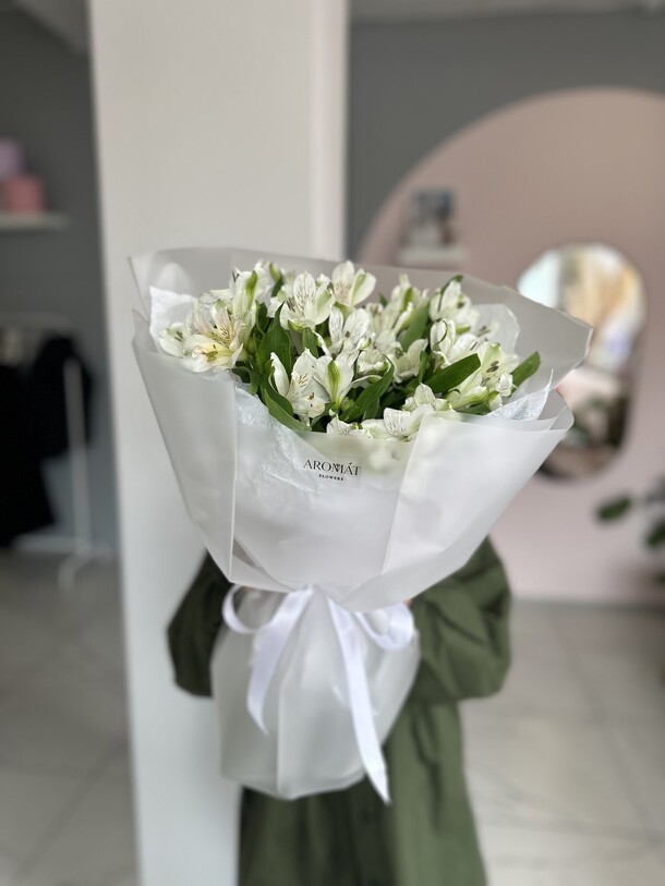 Букет из белых альстромерий, артикул F1280288 - 3850 рублей, доставка по городу. Flawery - доставка цветов