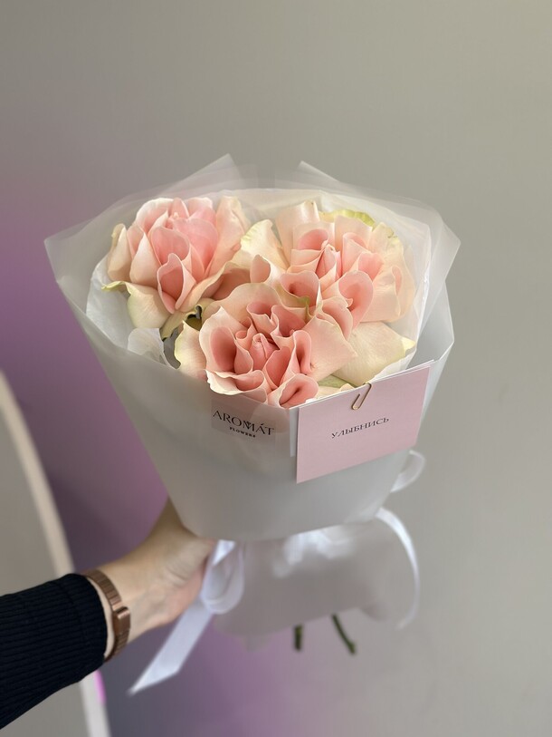 Букет из 3 роз, артикул F1325713 - 2645 рублей, доставка по городу. Flawery - доставка цветов