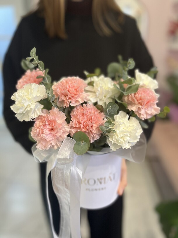 Композиция из диантусов и эвкалипта, артикул F1329647 - 6435 рублей, доставка по городу. Flawery - доставка цветов