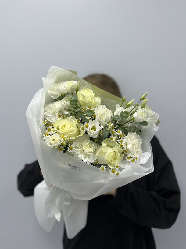 Букет из роз, эустомы, диантусов и ромашек, артикул F1332709 - 5940 рублей, доставка по городу. Flawery - доставка цветов