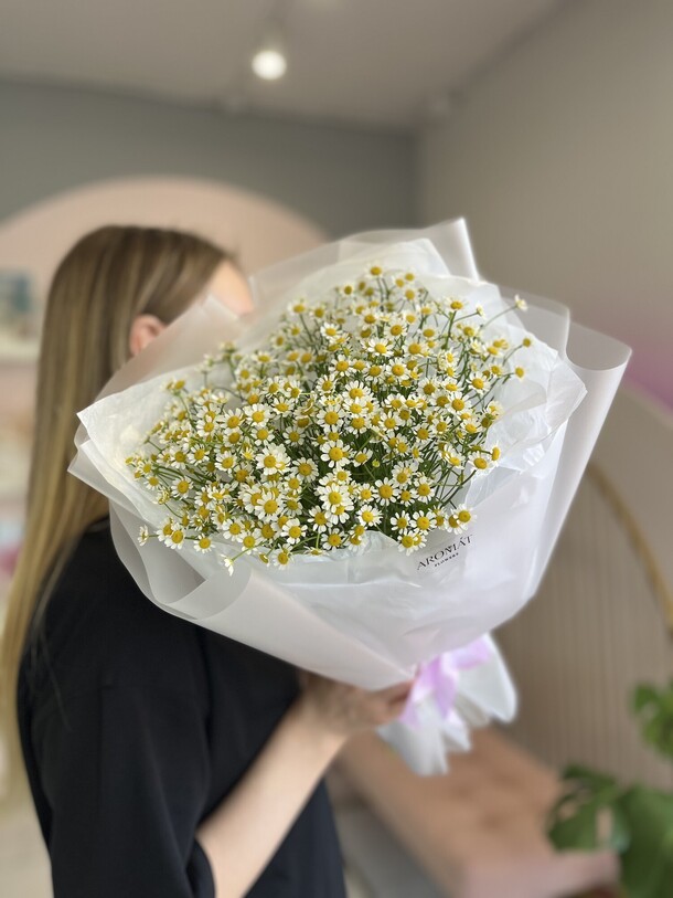 Букет из ромашек, артикул F1335320 - 4895 рублей, доставка по городу. Flawery - доставка цветов