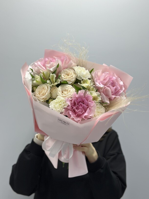 Букет из роз, диантусов и альстромерии, артикул F1340908 - 6645 рублей, доставка по городу. Flawery - доставка цветов