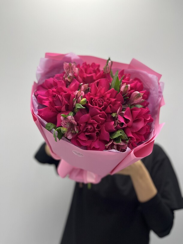 Букет из ажурных роз и альстромерий, артикул F1348461 - 7645 рублей, доставка по городу. Flawery - доставка цветов