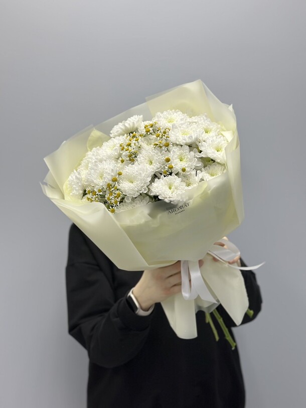 Букет из хризантем и ромашек, артикул F1348464 - 4895 рублей, доставка по городу. Flawery - доставка цветов