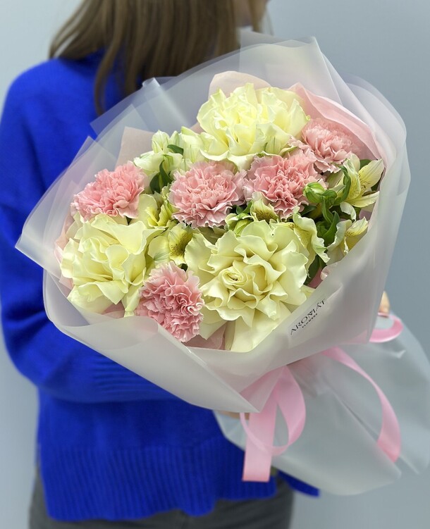 Букет из роз, диантусов и альстромерий, артикул F1348993 - 5800 рублей, доставка по городу. Flawery - доставка цветов