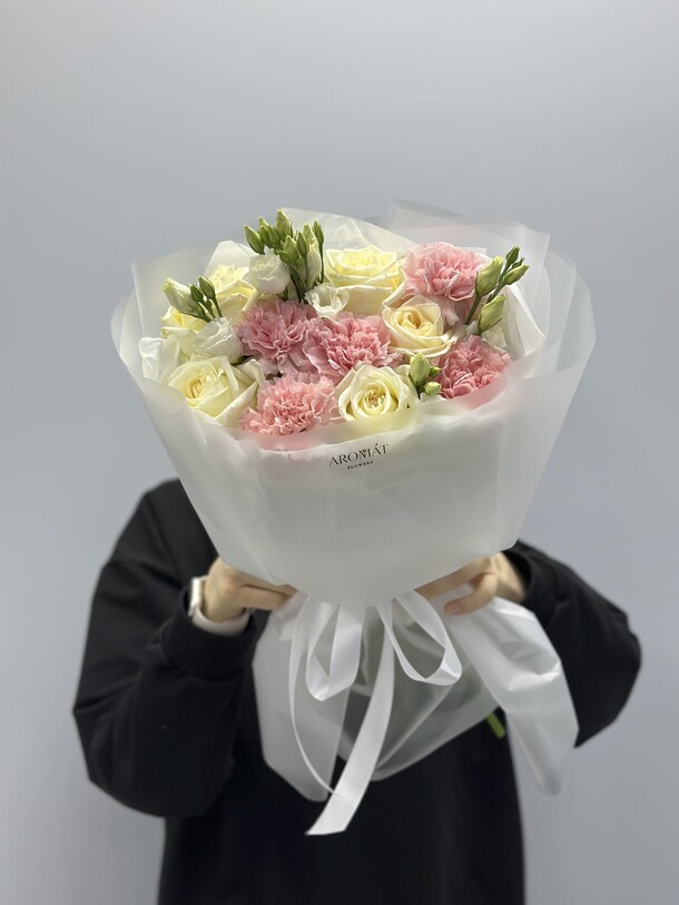 Букет из роз, диантусов и эустомы, артикул F1349006 - 6996 рублей, доставка по городу. Flawery - доставка цветов