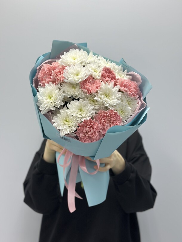 Букет из хризантемы и диантусов, артикул F1349009 - 4675 рублей, доставка по городу. Flawery - доставка цветов