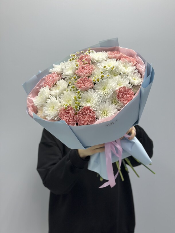 Букет из хризантемы и диантусов, артикул F1349012 - 7810 рублей, доставка по городу. Flawery - доставка цветов