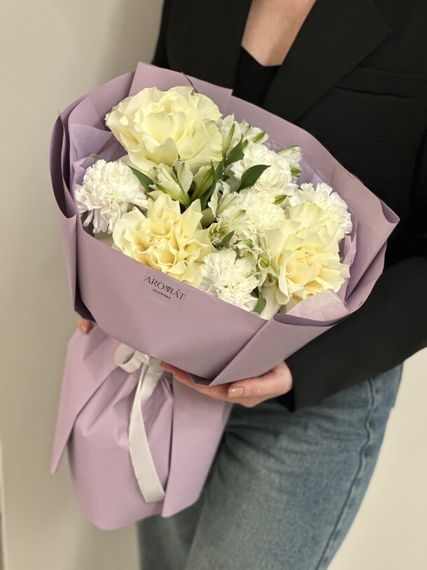 Букет из роз, диантусов и альстромерий, артикул F1353418 - 5500 рублей, доставка по городу. Flawery - доставка цветов