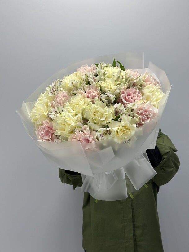 Букет из ажурных роз и альстромерий, артикул F1357352 - 19000 рублей, доставка по городу. Flawery - доставка цветов