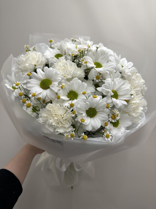 Букет из ромашек и диантусов, артикул F1359611 - 6138 рублей, доставка по городу. Flawery - доставка цветов