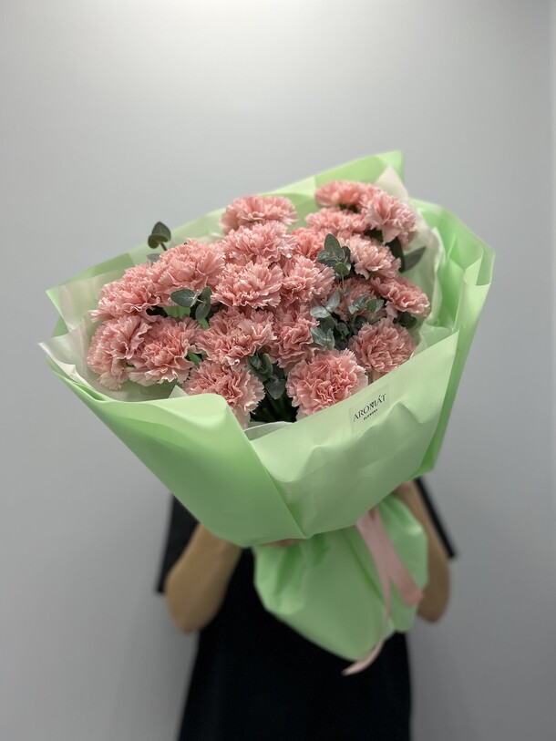 Букет из диантусов и эвкалипта, артикул F1359613 - 8140 рублей, доставка по городу. Flawery - доставка цветов