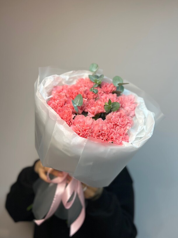 Букет из диантусов и эвкалипта, артикул F1359636 - 5995 рублей, доставка по городу. Flawery - доставка цветов