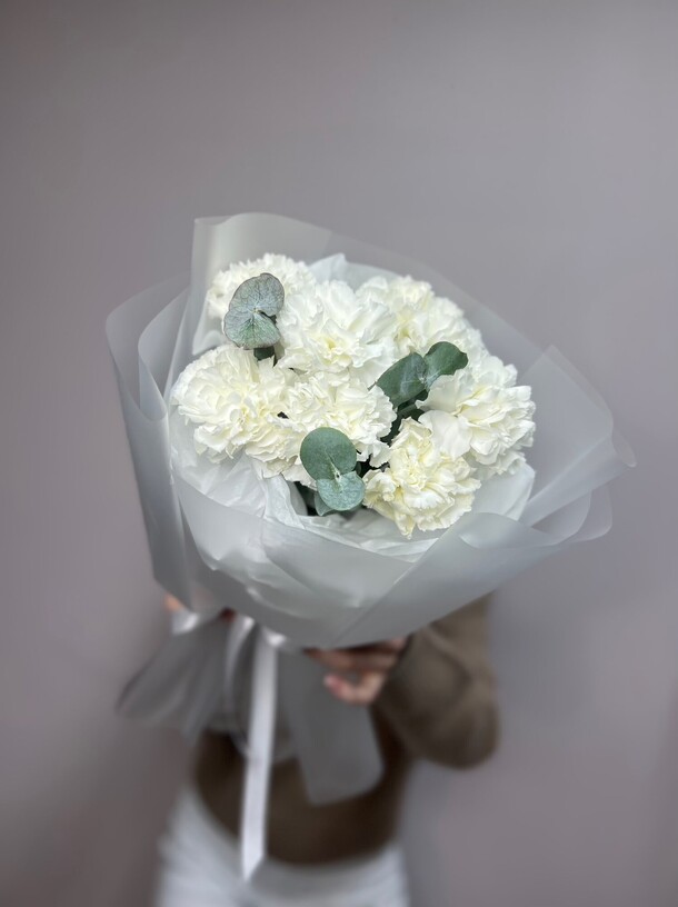 Букет из белых диантусов и эвкалипта, артикул F1359637 - 3586 рублей, доставка по городу. Flawery - доставка цветов