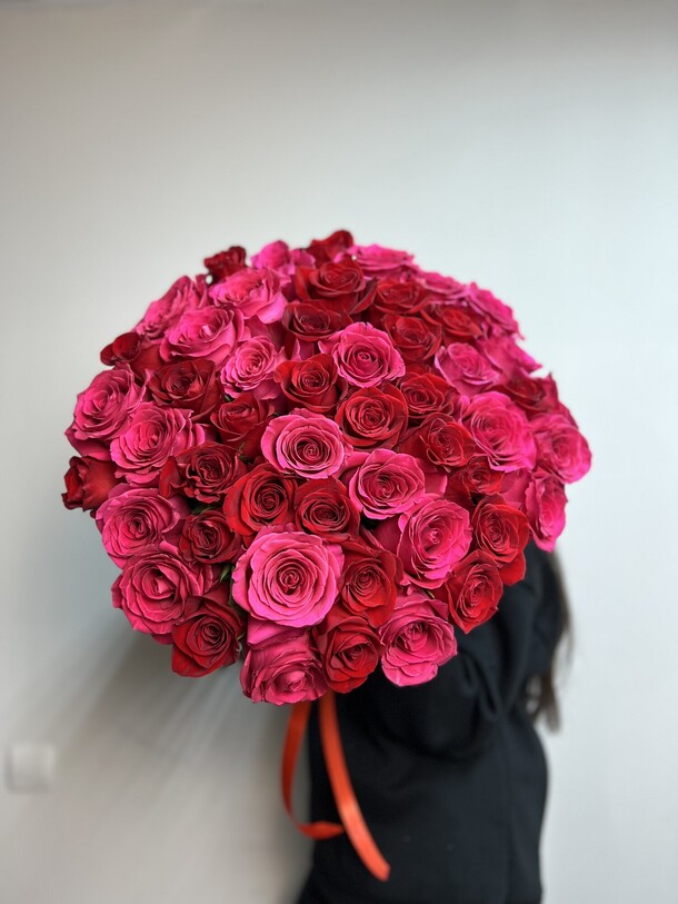 Букет из 51 розы, артикул F1359983 - 23430 рублей, доставка по городу. Flawery - доставка цветов