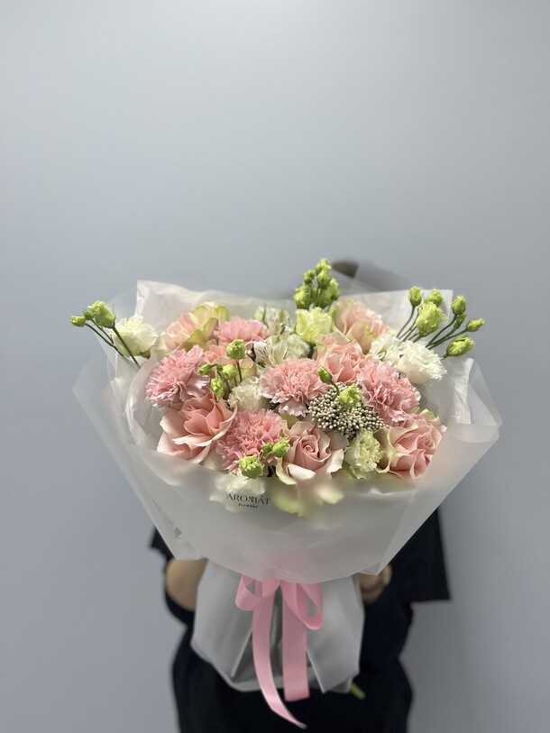 Розовый букет с розами, артикул F1359986 - 9185 рублей, доставка по городу. Flawery - доставка цветов