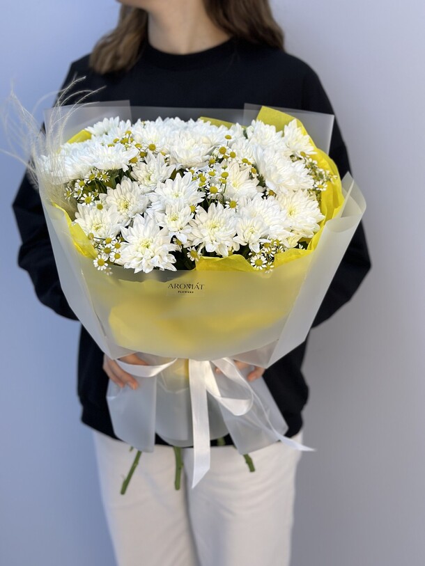 Букет из хризантемы и ромашек, артикул F1361465 - 5038 рублей, доставка по городу. Flawery - доставка цветов