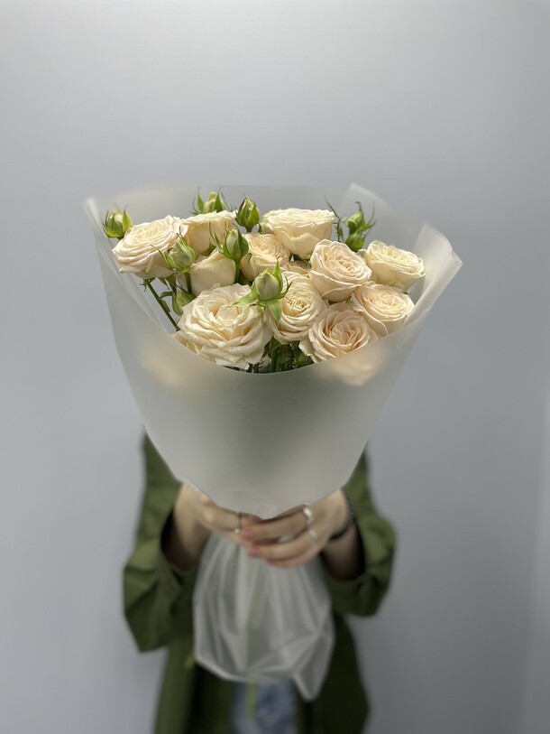 Букет из 3 кустовых роз, артикул F1364243 - 3410 рублей, доставка по городу. Flawery - доставка цветов