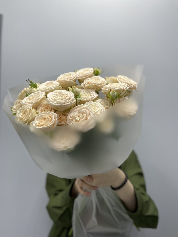 Букет из 7 кустовых роз, артикул F1364296 - 7150 рублей, доставка по городу. Flawery - доставка цветов