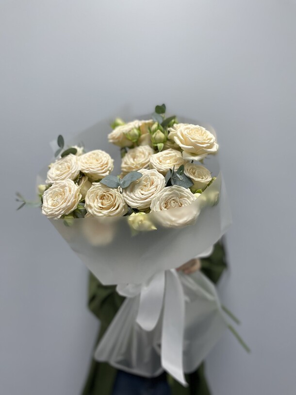 Букет из 5 кустовых роз и эвкалипта, артикул F1364308 - 6215 рублей, доставка по городу. Flawery - доставка цветов