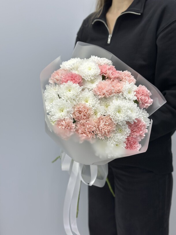 Букет из хризантем и диантусов, артикул F1365366 - 8140 рублей, доставка по городу. Flawery - доставка цветов