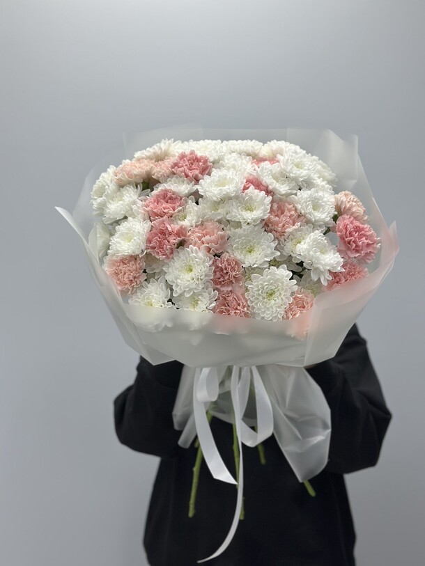 Букет из хризантем и диантусов, артикул F1365367 - 11275 рублей, доставка по городу. Flawery - доставка цветов