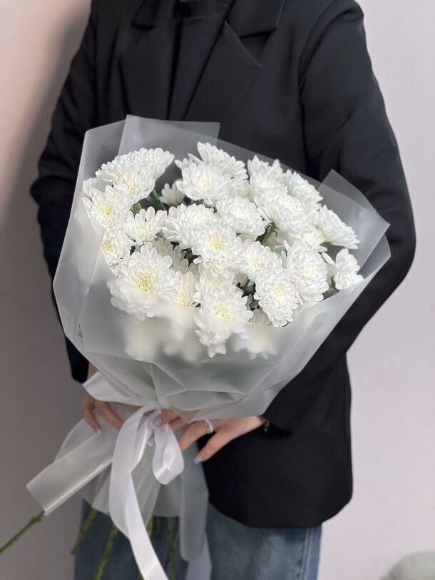 Букет из 7 хризантем, артикул F1365371 - 4840 рублей, доставка по городу. Flawery - доставка цветов