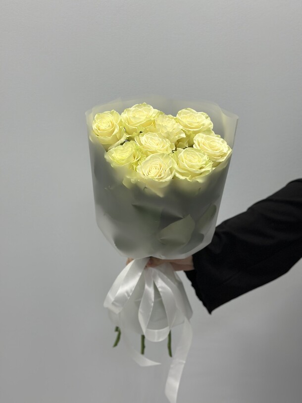 Букет из 9 белых роз, артикул F1395782 - 4675 рублей, доставка по городу. Flawery - доставка цветов